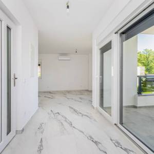 OTOK KRK, ČIŽIĆI – Dvosobni stan na 2. katu s terasom, pogledom na more i velikim open space dnevnim prostorom