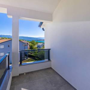 OTOK KRK, ČIŽIĆI – Dvosobni stan na 2. katu s terasom, pogledom na more i velikim open space dnevnim prostorom