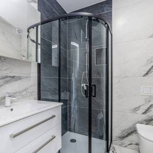 OTOK KRK, ČIŽIĆI – Dvosobni stan na 2. katu s terasom, pogledom na more i velikim open space dnevnim prostorom