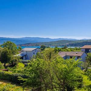 OTOK KRK, ČIŽIĆI – Dvosobni stan na 1. katu s velikim open space dnevnim boravkom i pogledom na more