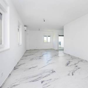 OTOK KRK, ČIŽIĆI – Dvosobni stan na 1. katu s velikim open space dnevnim boravkom i pogledom na more