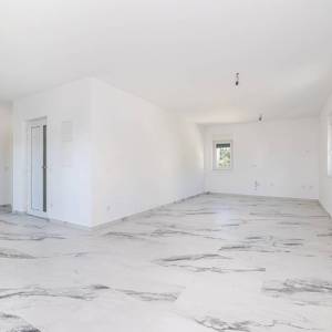 OTOK KRK, ČIŽIĆI – Dvosobni stan na 1. katu s velikim open space dnevnim boravkom i pogledom na more