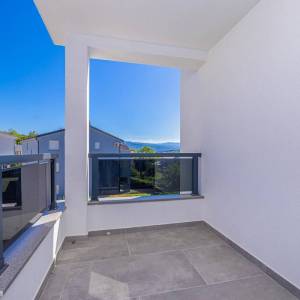 OTOK KRK, ČIŽIĆI – Dvosobni stan na 1. katu s velikim open space dnevnim boravkom i pogledom na more