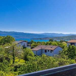 OTOK KRK, ČIŽIĆI - Trosobni apartman na prvom katu s pogledom na more 