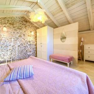 OTOK KRK, DOBRINJ - Autohtona kuća s jacuzzijem