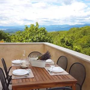 OTOK KRK, DOBRINJ - Autohtona kuća s jacuzzijem