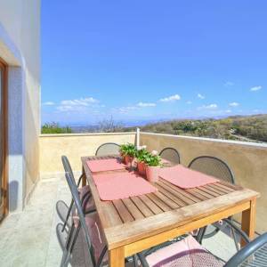 OTOK KRK, DOBRINJ - Autohtona kuća s jacuzzijem