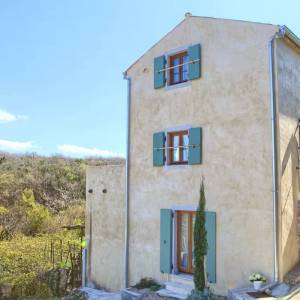 OTOK KRK, DOBRINJ - Autohtona kuća s jacuzzijem