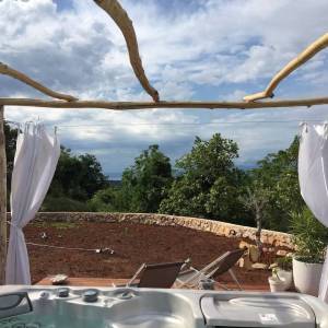 OTOK KRK, DOBRINJ - Autohtona kuća s jacuzzijem