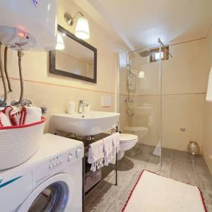 OTOK KRK, DOBRINJ - Autohtona kuća s jacuzzijem