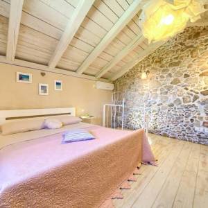 OTOK KRK, DOBRINJ - Autohtona kuća s jacuzzijem