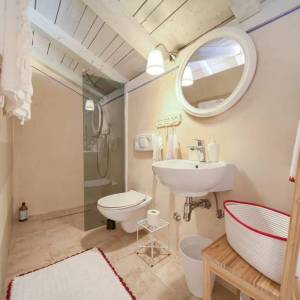 OTOK KRK, DOBRINJ - Autohtona kuća s jacuzzijem