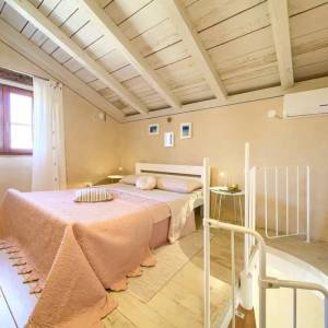 OTOK KRK, DOBRINJ - Autohtona kuća s jacuzzijem