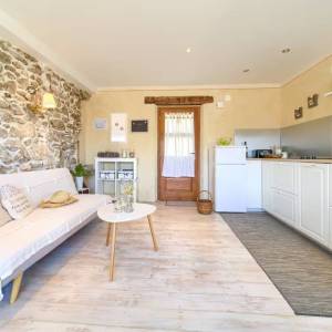 OTOK KRK, DOBRINJ - Autohtona kuća s jacuzzijem