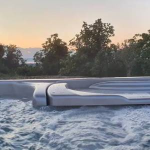 OTOK KRK, DOBRINJ - Autohtona kuća s jacuzzijem