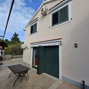 OTOK KRK, DOBRINJ - Samostojeća kuća s pogledom na more