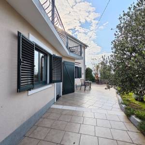 OTOK KRK, DOBRINJ - Samostojeća kuća s pogledom na more