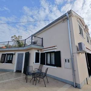 OTOK KRK, DOBRINJ - Samostojeća kuća s pogledom na more