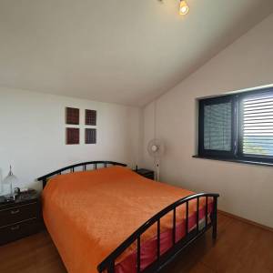 OTOK KRK, DOBRINJ - Samostojeća kuća s pogledom na more