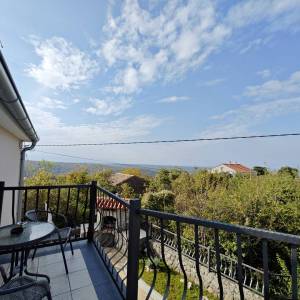 OTOK KRK, DOBRINJ - Samostojeća kuća s pogledom na more