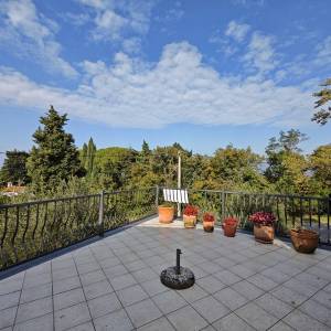 OTOK KRK, DOBRINJ - Samostojeća kuća s pogledom na more