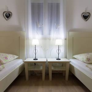 OTOK KRK, DOBRINJ - Tri kuće s jednim bazenom u unutrašnjosti otoka