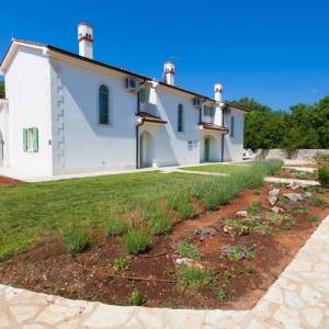 OTOK KRK, DOBRINJ - Tri kuće s jednim bazenom u unutrašnjosti otoka