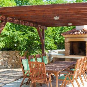 OTOK KRK, DOBRINJ - Tri kuće s jednim bazenom u unutrašnjosti otoka