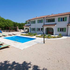 OTOK KRK, DOBRINJ - Tri kuće s jednim bazenom u unutrašnjosti otoka