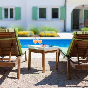 OTOK KRK, DOBRINJ - Tri kuće s jednim bazenom u unutrašnjosti otoka