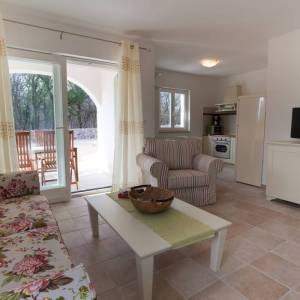 OTOK KRK, DOBRINJ - Tri kuće s jednim bazenom u unutrašnjosti otoka