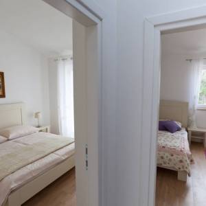 OTOK KRK, DOBRINJ - Tri kuće s jednim bazenom u unutrašnjosti otoka