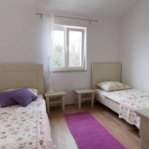 OTOK KRK, DOBRINJ - Tri kuće s jednim bazenom u unutrašnjosti otoka