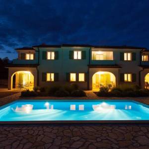 OTOK KRK, DOBRINJ - Tri kuće s jednim bazenom u unutrašnjosti otoka