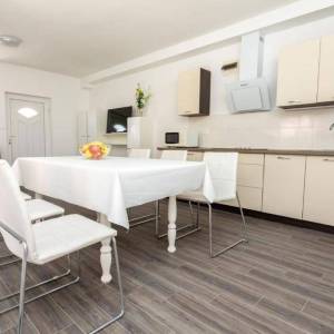 OTOK KRK - Dvojna kuća s bazenom 100 metara od mora!