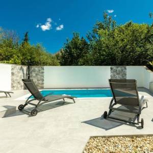 OTOK KRK - Dvojna kuća s bazenom 100 metara od mora!