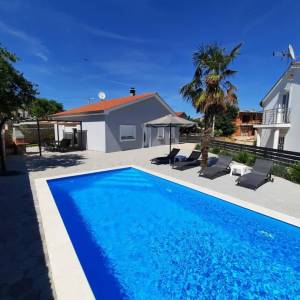 OTOK KRK, GARICA - Prizemnica s bazenom