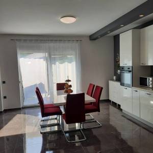 OTOK KRK, GARICA - Prizemnica s bazenom