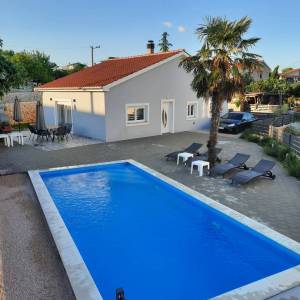 OTOK KRK, GARICA - Prizemnica s bazenom