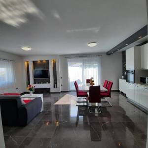 OTOK KRK, GARICA - Prizemnica s bazenom