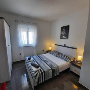 OTOK KRK, GARICA - Prizemnica s bazenom