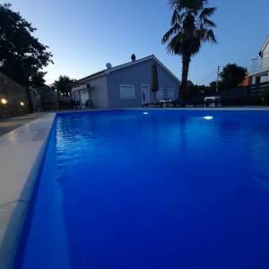 OTOK KRK, GARICA - Prizemnica s bazenom