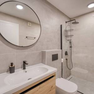 OTOK KRK, GRAD KRK – Dvoetažni apartman s okućnicom i bazenom