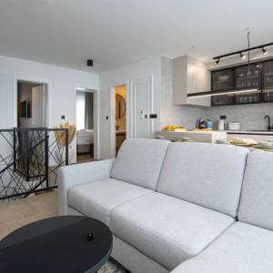 OTOK KRK, GRAD KRK – Dvoetažni apartman s okućnicom i bazenom