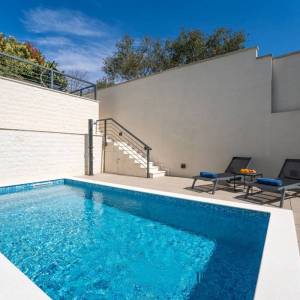 OTOK KRK, GRAD KRK – Dvoetažni apartman s okućnicom i bazenom