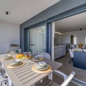 OTOK KRK, GRAD KRK – Dvoetažni apartman s okućnicom i bazenom