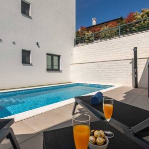 OTOK KRK, GRAD KRK – Dvoetažni apartman s okućnicom i bazenom