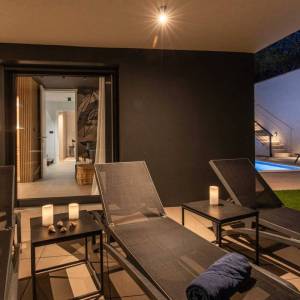 OTOK KRK, GRAD KRK – Dvoetažni apartman s okućnicom i bazenom