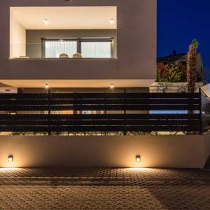 OTOK KRK, GRAD KRK – Dvoetažni apartman s okućnicom i bazenom