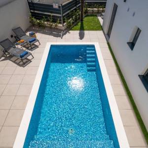 OTOK KRK, GRAD KRK – Dvoetažni apartman s okućnicom i bazenom